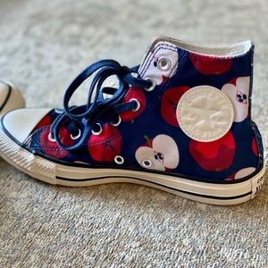 Apple pattern converse